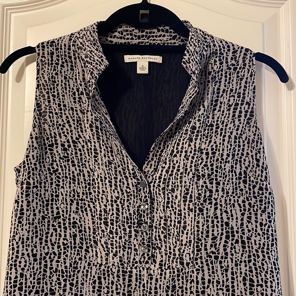 Banana Republic Women's Split Neck Sheer Sleeveless Blouse Top Black Size 0 XS